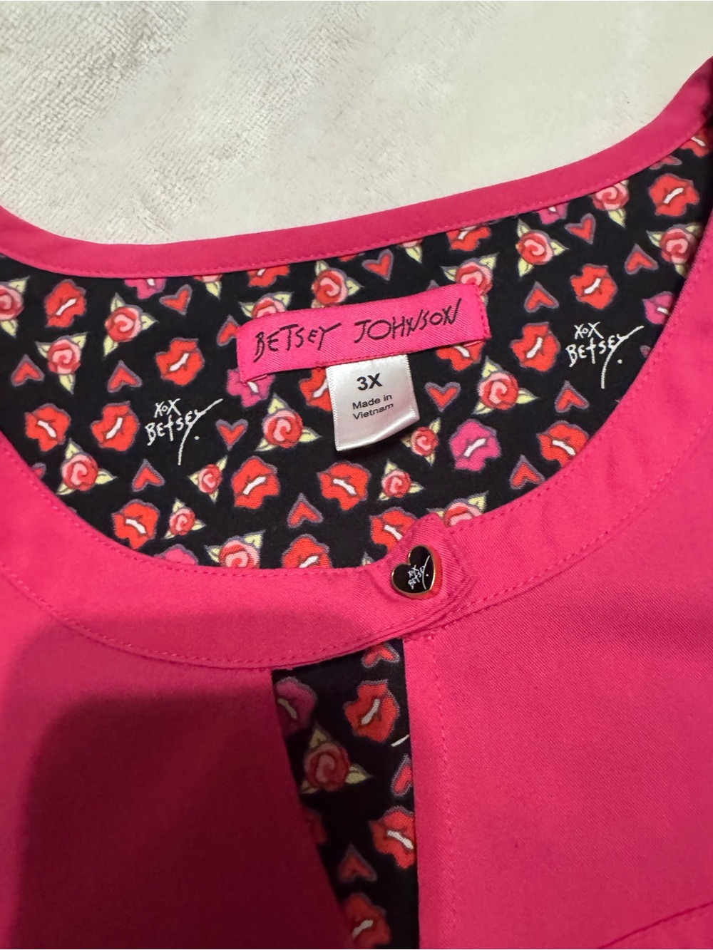 Betsey Johnson Pink Scoop Neck scrub Top with Kiss Print Lining